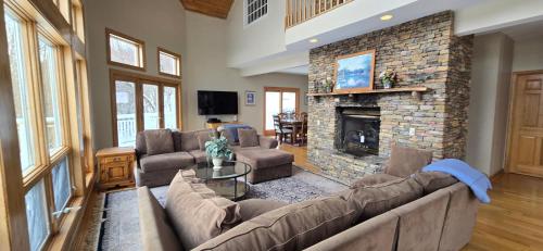 Endless Views | 4BR Home w/Hot Tub | Deep Creek Lake in Oakland (MD)
