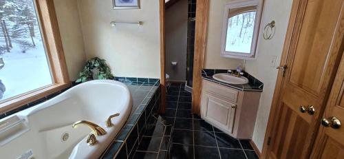 Endless Views | 4BR Home w/Hot Tub | Deep Creek Lake in Oakland (MD)