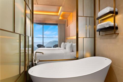 room detail thumbnail 2