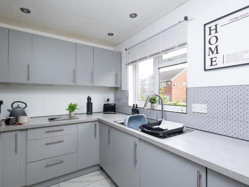 Grange Fields by Alt-Stay Contractor Accommodation - 3 Bed Contractor Home With Parking Wi-Fi & Full Kitchen - Ideal For Long stays - image 3