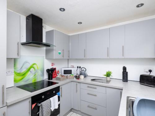 Grange Fields by Alt-Stay Contractor Accommodation - 3 Bed Contractor Home With Parking Wi-Fi & Full Kitchen - Ideal For Long stays - image 2