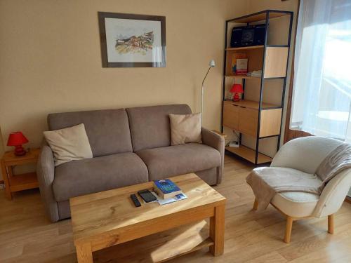 Studio cabine au centre, balcon sud, parking, proche pistes et commerces - FR-1-459-89