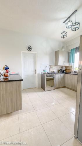 Obeys Sanctuary Suite 2 with Pool 10 min from UVF in Вьйо-Фор