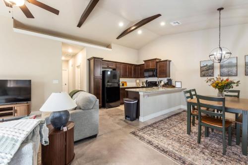 Beautiful 3 bed 2 bath updated home with garage - image 8