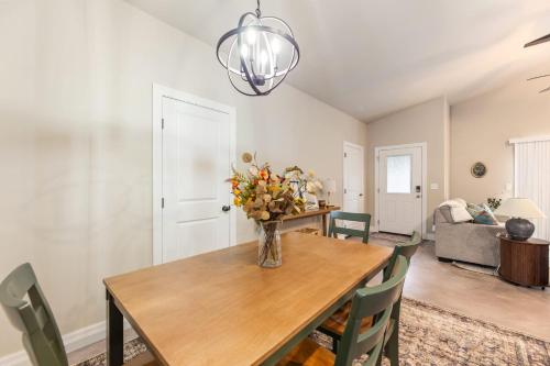 Beautiful 3 bed 2 bath updated home with garage - image 11