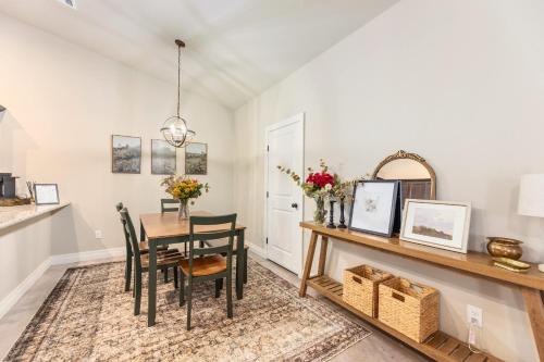 Beautiful 3 bed 2 bath updated home with garage - image 2