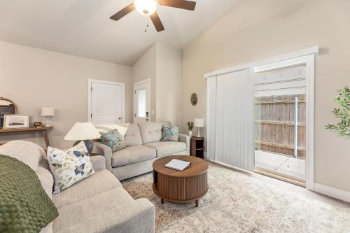 Beautiful 3 bed 2 bath updated home with garage - image 6
