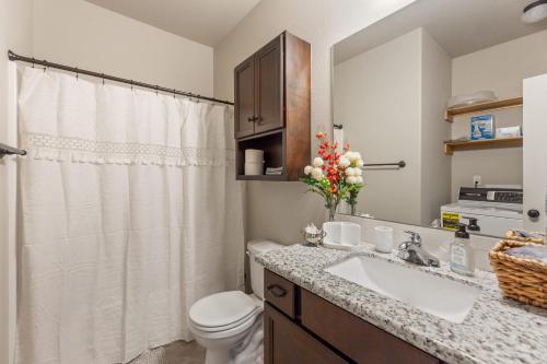 Beautiful 3 bed 2 bath updated home with garage - image 4