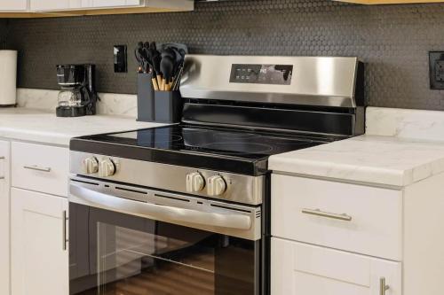 Elegant Auburndale Rooms Near the Speedway & Lake in Auburndale (Florida)