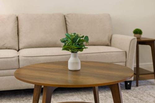Elegant Auburndale Rooms Near the Speedway & Lake in Auburndale (Florida)