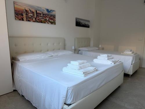 1 queen bed, 1 twin bed