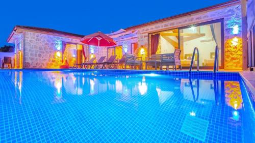 Üzümlü 2 bedroom secluded villa with private pool hot tub – khách sạn tại Yeşilköy