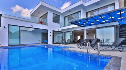 Üzümlü 3 bedroom secluded villa with private pool hot tub – khách sạn tại Uzumlu