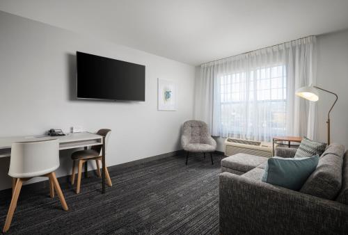 2 queen beds, 1 sofa bed