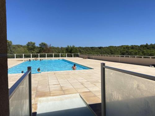 Appartement 2 pièces avec terrasse et parking à Roquebrune-sur-Argens - FR-1-226A-138 - image 2