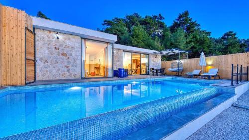 İslamlar 1 bedroom secluded villa with private pool hot tub – khách sạn tại Islamlar