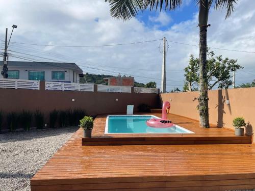 Casa com piscina em Bombinhas - SC – khách sạn tại Sertaozinho
