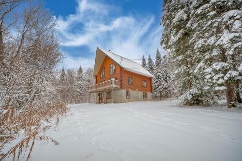 Chalet Gothic with Ski in and out in Parc Appalaches for 16 Guests in Saint-Paul-De-Montminy (QC)