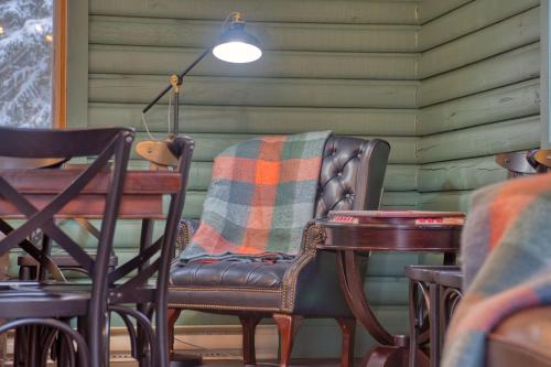 Chalet Gothic with Ski in and out in Parc Appalaches for 16 Guests in Saint-Paul-De-Montminy (QC)