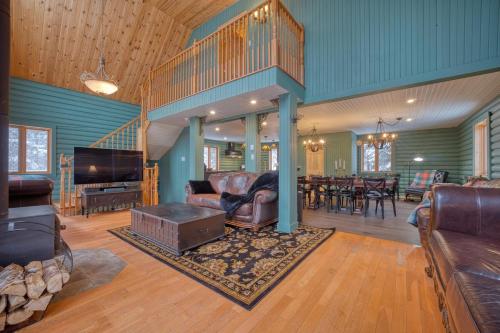 Chalet Gothic with Ski in and out in Parc Appalaches for 16 Guests in Saint-Paul-De-Montminy (QC)