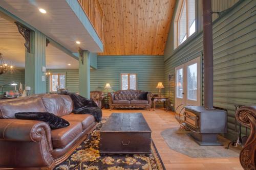 Chalet Gothic with Ski in and out in Parc Appalaches for 16 Guests in Saint-Paul-De-Montminy (QC)