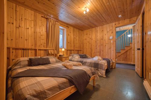 Chalet Gothic with Ski in and out in Parc Appalaches for 16 Guests in Saint-Paul-De-Montminy (QC)
