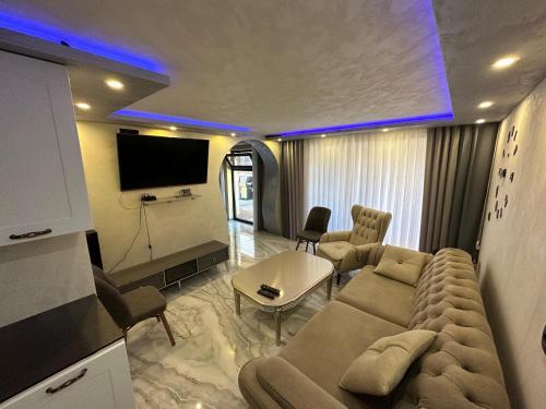 1 queen bed, 1 sofa bed