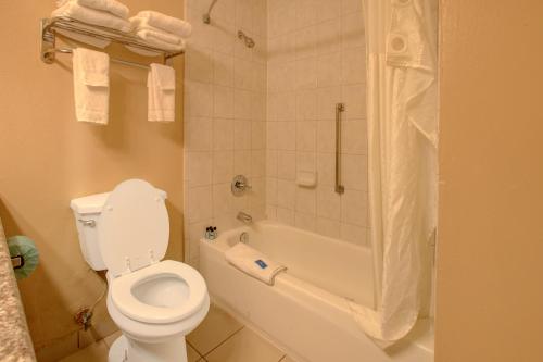 Rodeway Inn - image 11