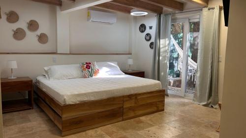 1 king bed, 1 twin bed
