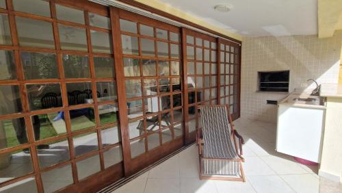 Balcony/terrace, Casa com Piscina e churrasqueira - 100 metros da praia- 4 Dorm para ate 13 pessoas in Jardim Virginia