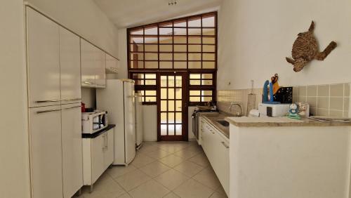 Casa com Piscina e churrasqueira - 100 metros da praia- 4 Dorm para ate 13 pessoas in Jardim Virginia