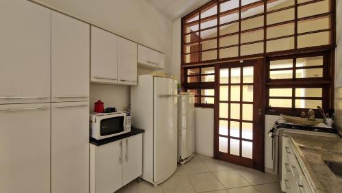 Casa com Piscina e churrasqueira - 100 metros da praia- 4 Dorm para ate 13 pessoas in Jardim Virginia
