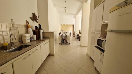 Kitchen, Casa com Piscina e churrasqueira - 100 metros da praia- 4 Dorm para ate 13 pessoas in Jardim Virginia