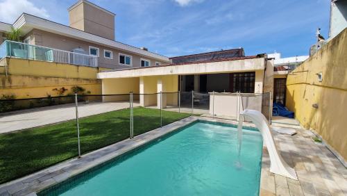 Swimming pool, Casa com Piscina e churrasqueira - 100 metros da praia- 4 Dorm para ate 13 pessoas in Jardim Virginia