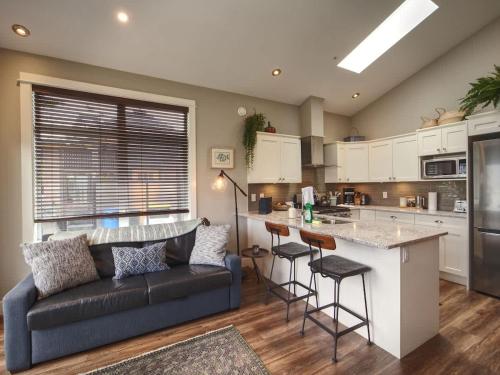 Oceanfront Marina & Mountain views- pet friendly in Port Renfrew (BC)