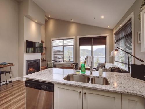 Oceanfront Marina & Mountain views- pet friendly in Port Renfrew (BC)