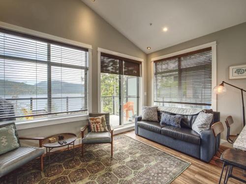 Oceanfront Marina & Mountain views- pet friendly in Port Renfrew (BC)