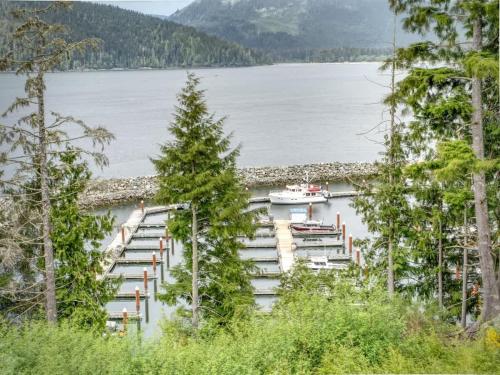 Oceanfront Marina & Mountain views- pet friendly in Port Renfrew (BC)