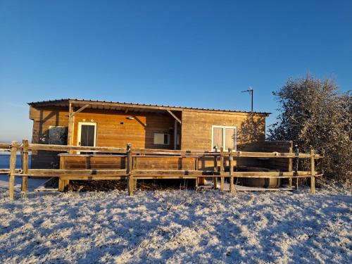 Chalet en ferme équestre au plus proche des chevaux gîte à louer La Houssière