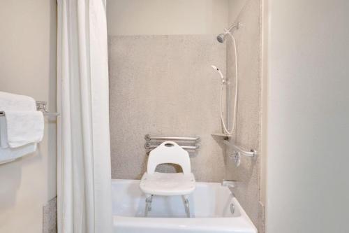 Super 8 by Wyndham Odessa TX - image 6