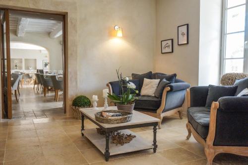 Vestabils, Boutique Hotel La Villa Montesquieu & sa piscine in Laudun-l'Ardoise