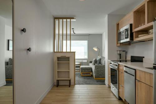 Kitchen, TownePlace Suites by Marriott Miramar Beach Destin in Destin (FL)