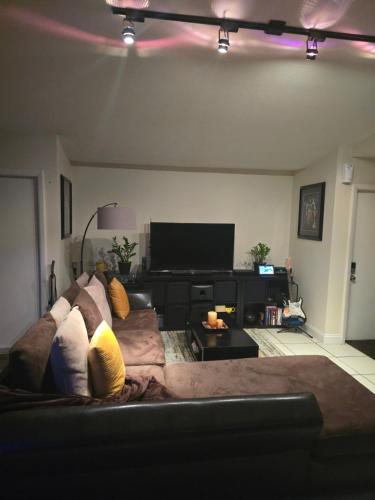 Drew's Getaway with shared common space in Margate