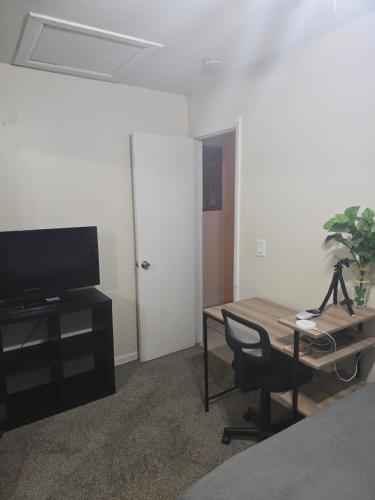 Drew's Getaway with shared common space in Margate