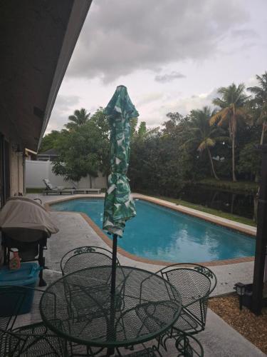 Drew's Getaway with shared common space in Margate