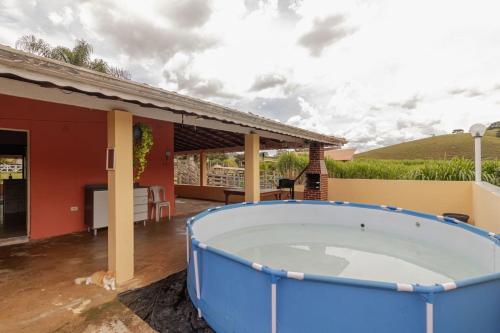 Peldbaseins, Chacara com Piscina e Churrasqueira em Lagoinha in Lagoinha (Sao Paulo)