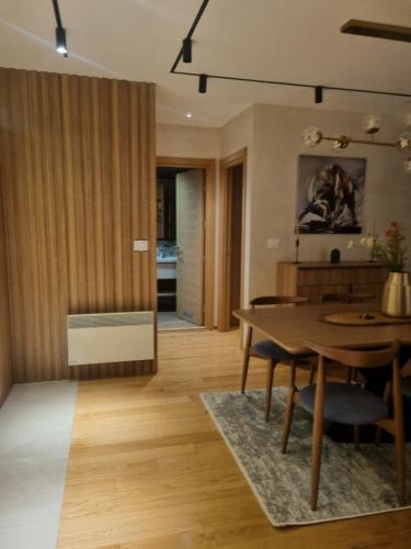 Royal Garden Luxury Spa Apartment with Sauna and Jacuzzi