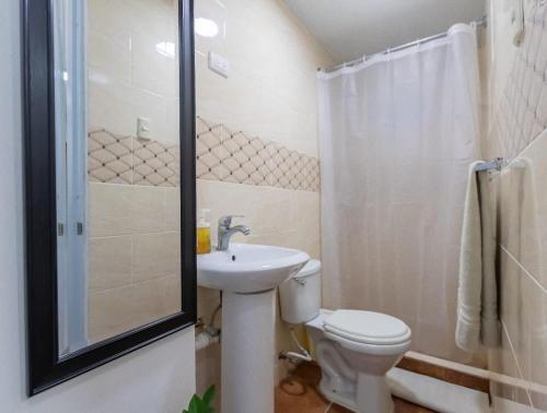 Getaway room with shared Jacuzzi in the center - image 3