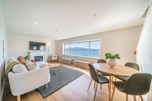 Luxury Beachfront Apartment - Entire 2 Level Apartment in Oriental Parade