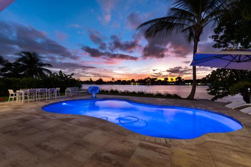 Stunning Luxury Waterfront Oasis With A Pool - Sunny Isles Beach, FL